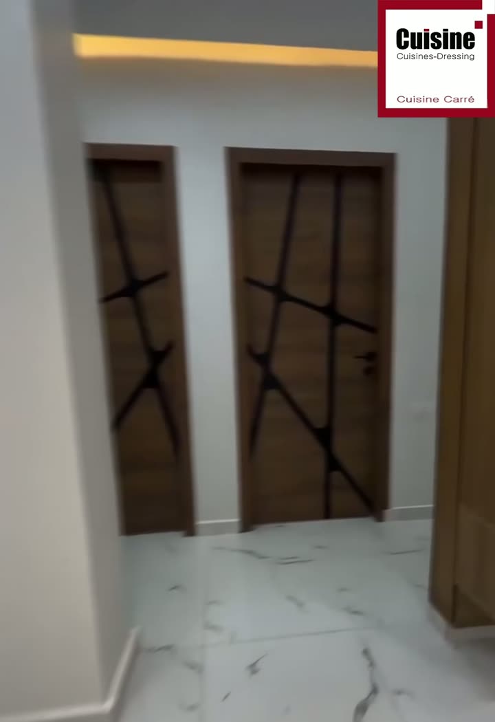 Agencement – Portes Bois à Motif Graphique