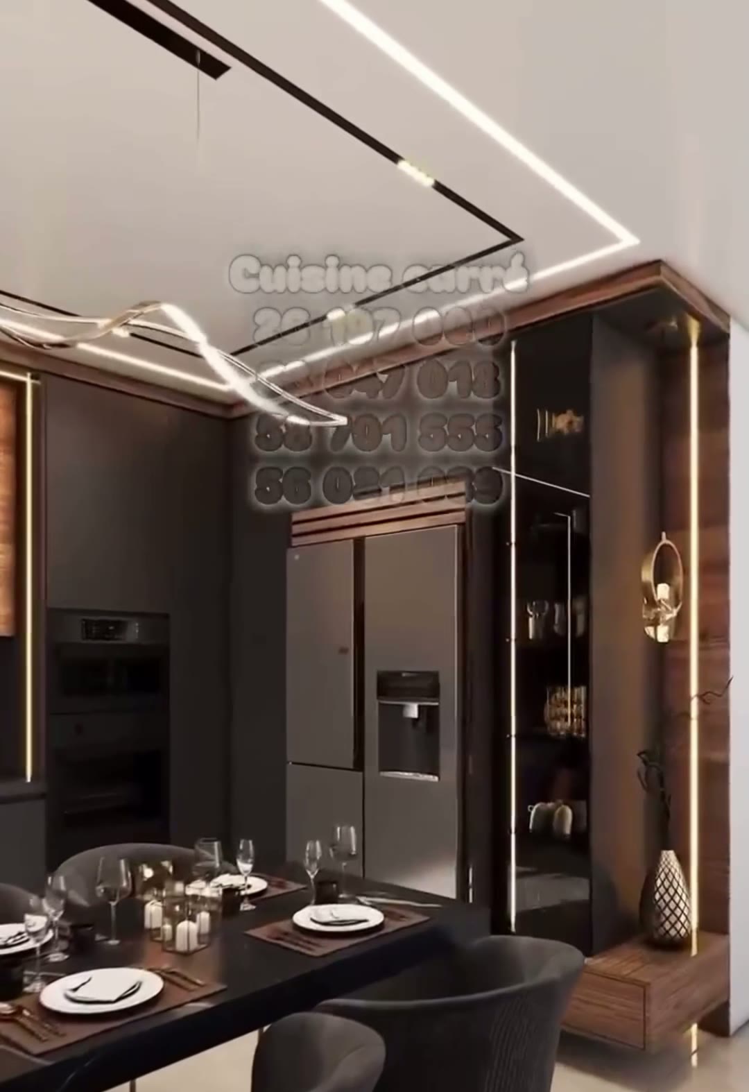 Cuisine Noir & Noyer – Touches Dorées & Vitrine Bar