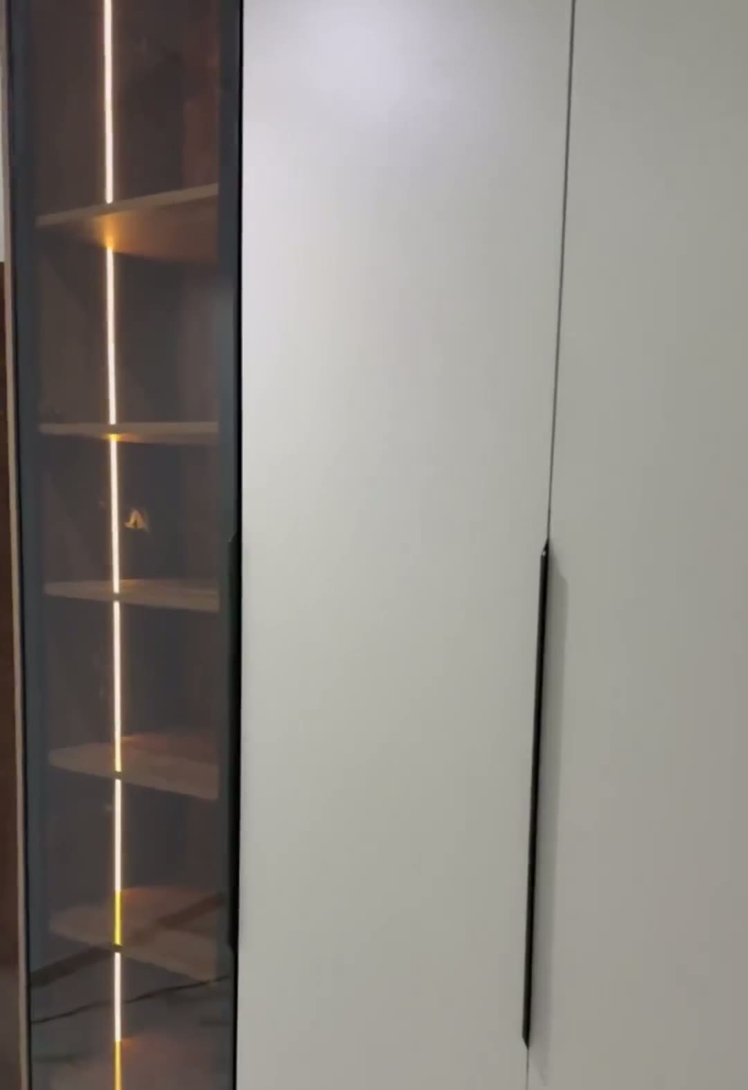 Dressing Grège – Vitrine Bronze & Poignée Signature