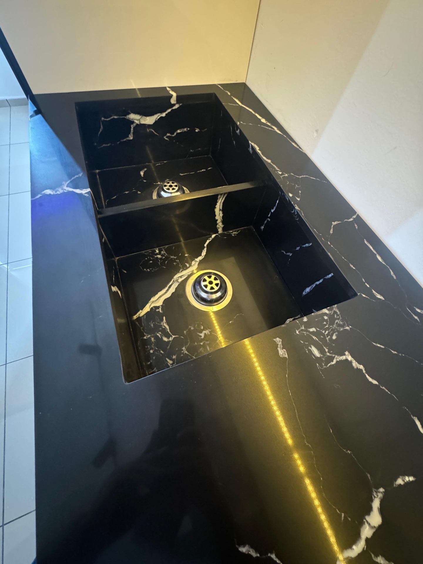 Évier Quartz Marquina – Double Bac Sculpté