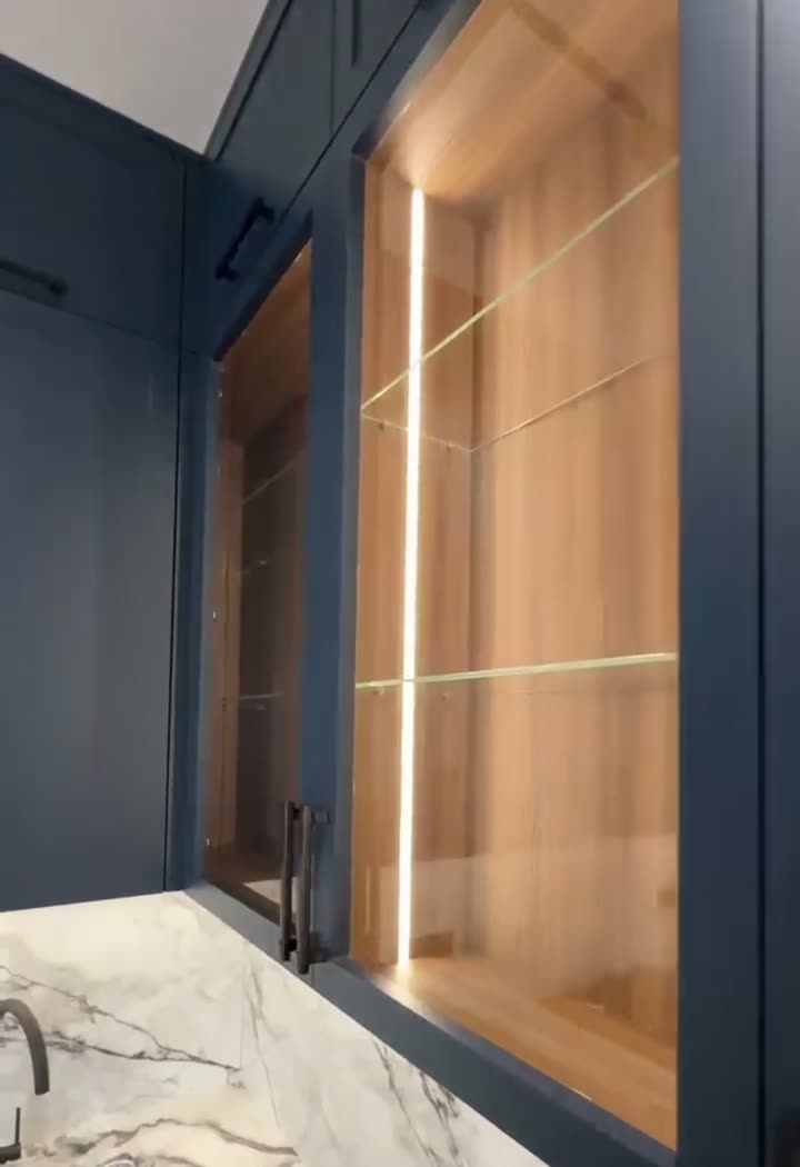 Cuisine Bleu Nuit – Marbre Calacatta & LED Bois