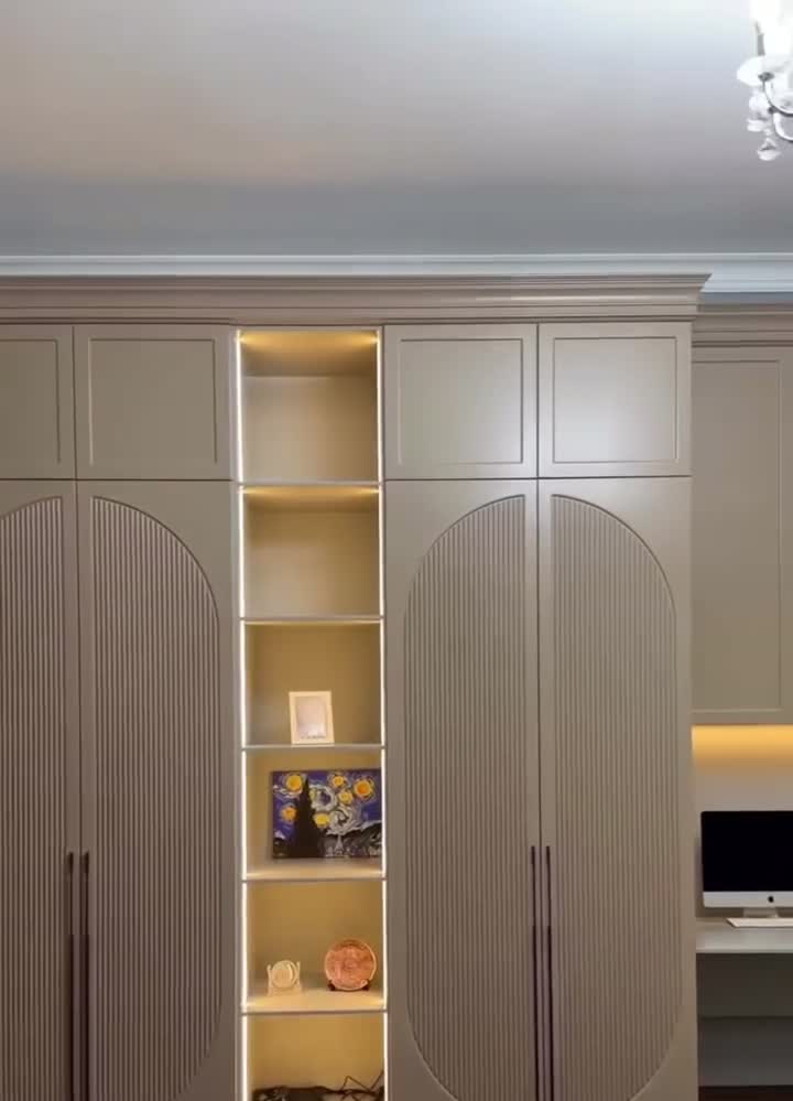 Dressing Cannelé – Niche Lumineuse & Portes Arquées