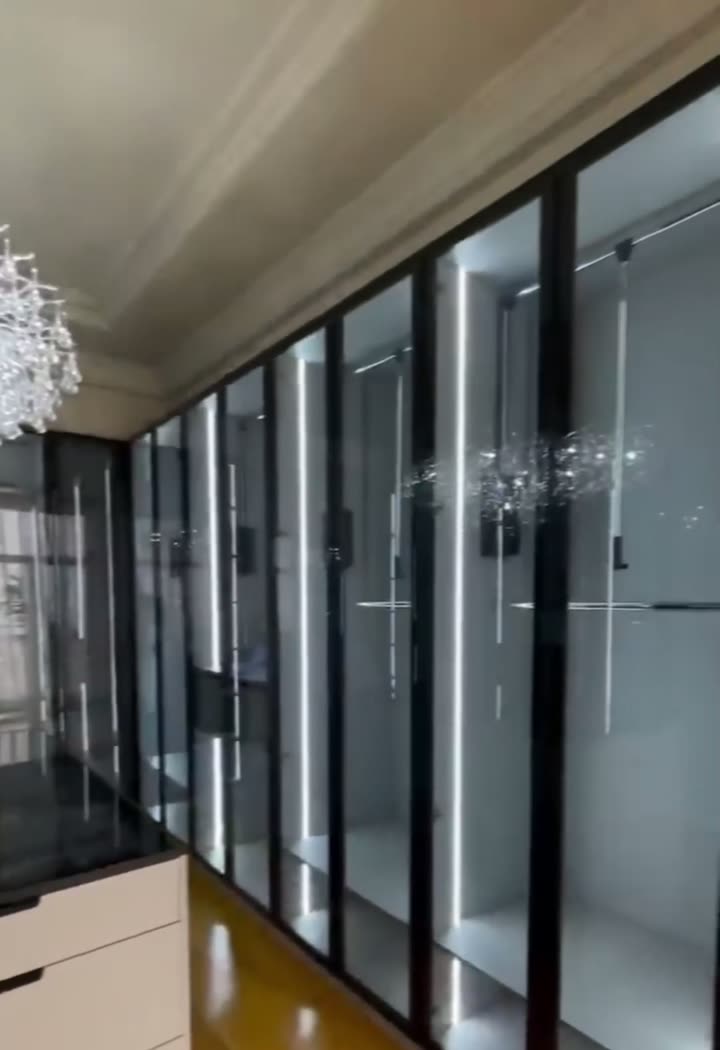 Dressing Verrière – Cadres Noirs & Lustre Cristal