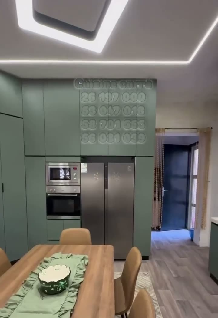 Cuisine Vert Amande – Faux Plafond LED & Coin Repas
