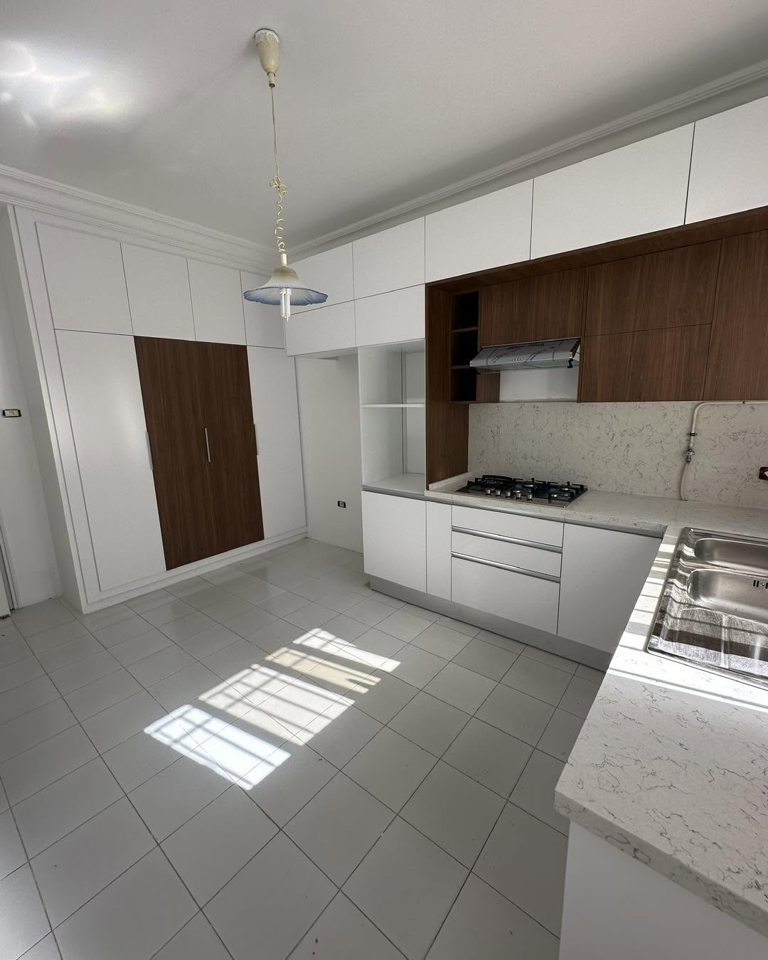 Cuisine Blanche – Accents Noyer