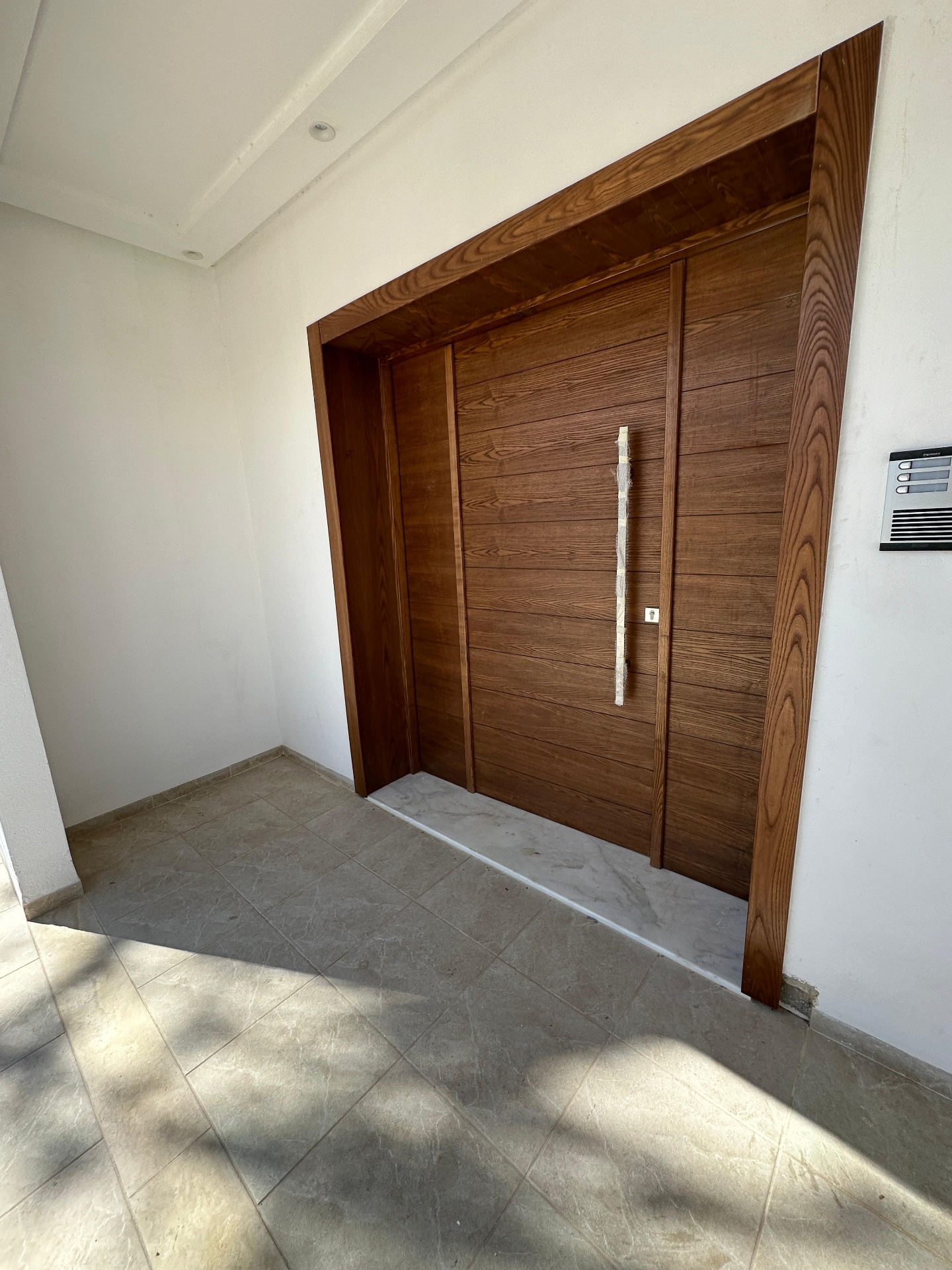 Porte d'Entrée Bois Massif – Encadrement Habillé