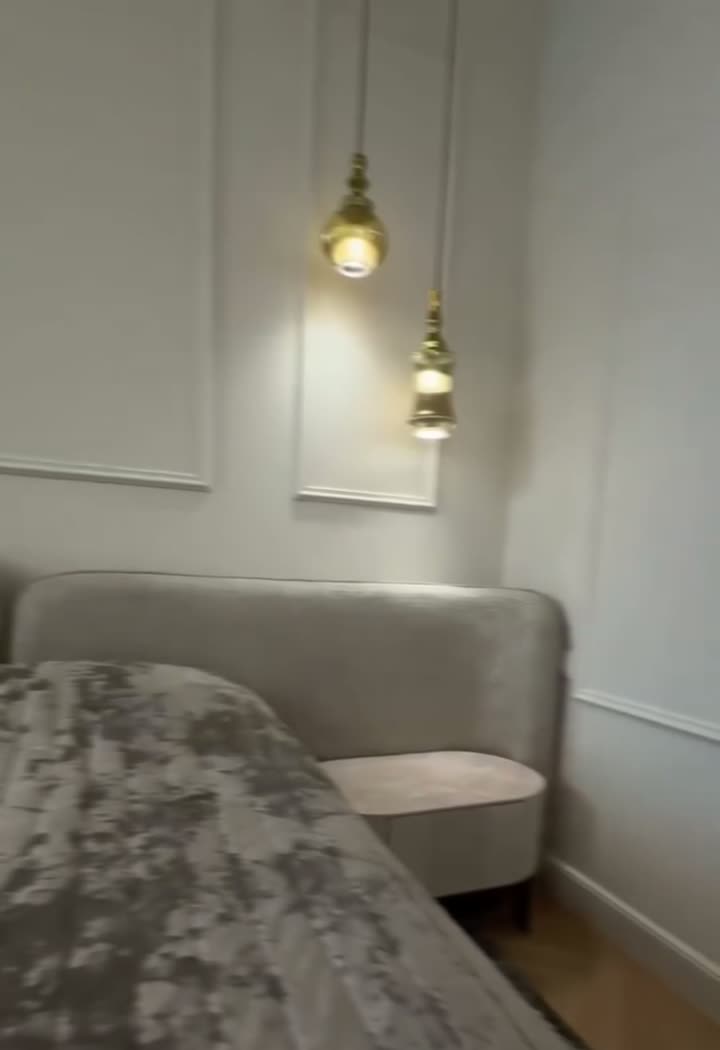 Chambre – Tête de Lit Velours & Suspensions Laiton