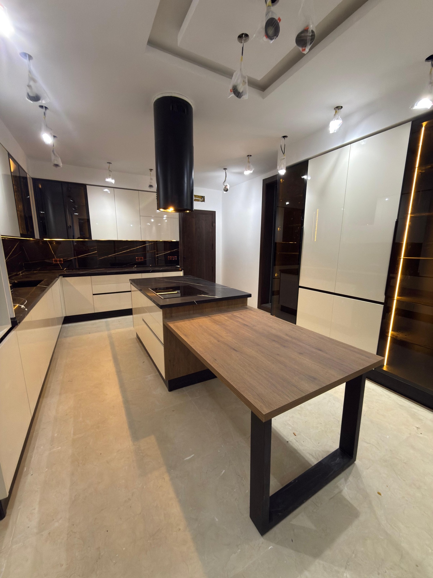 Cuisine Îlot avec Table Bois & Vitrines LED