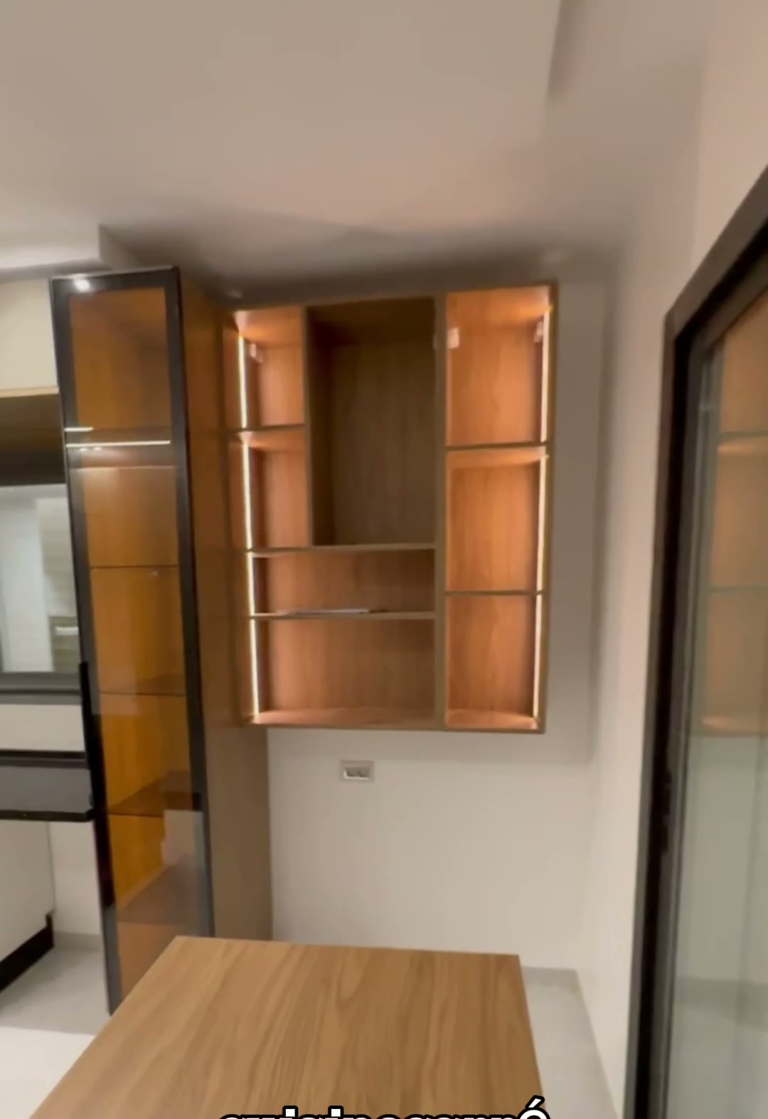Cuisine – Meuble Vitrine Bois Rétroéclairé