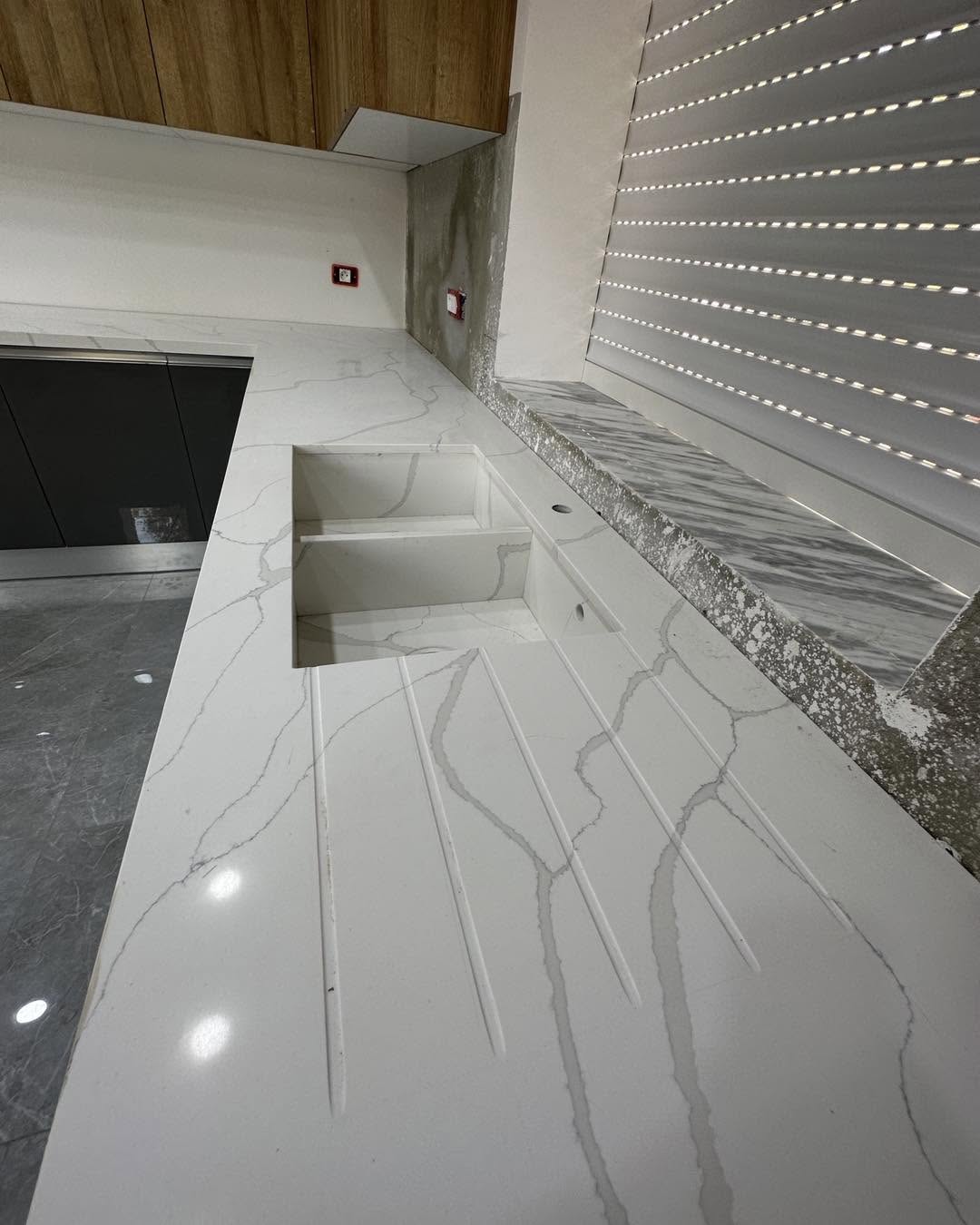 Plan de Travail Quartz Blanc – Égouttoir Sculpté