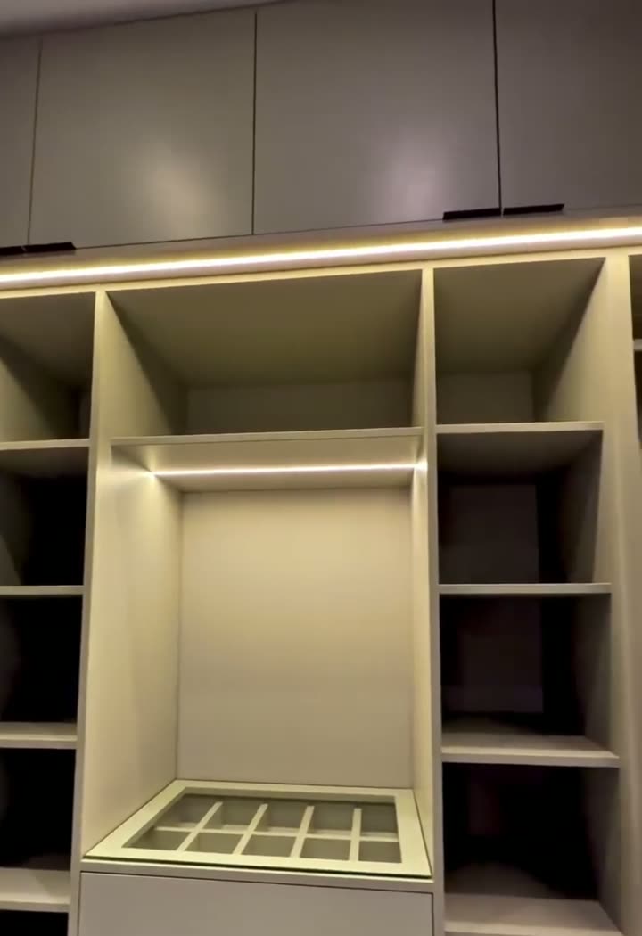 Agencement Dressing – Niches LED & Tiroir à Bijoux