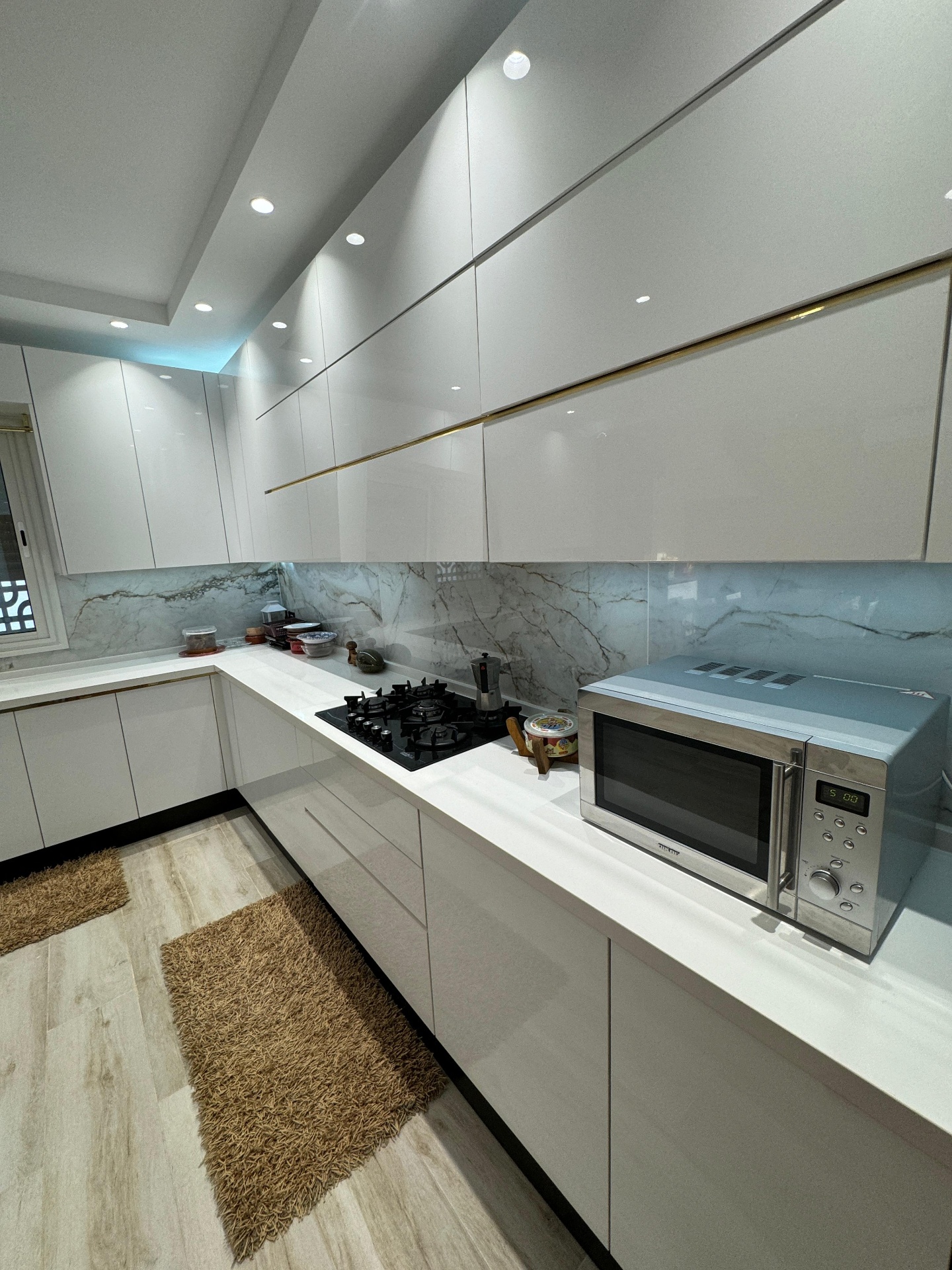 Cuisine Blanche – Marbre & Filet Or