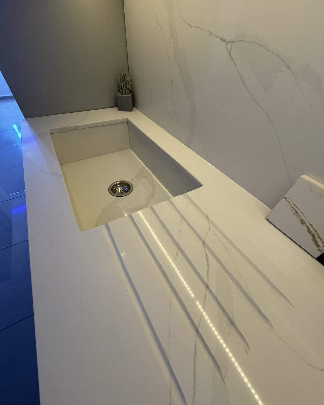 Plan Quartz Calacatta – Éclairage LED