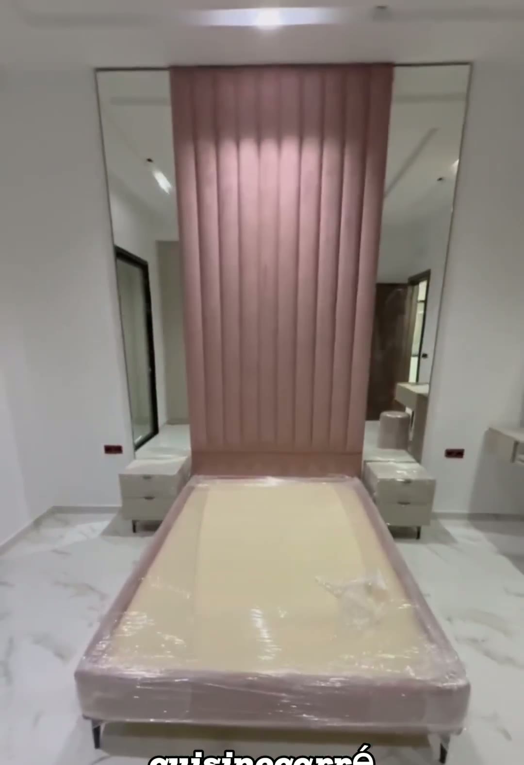 Chambre – Tête de Lit Velours Rose & Murs Miroirs