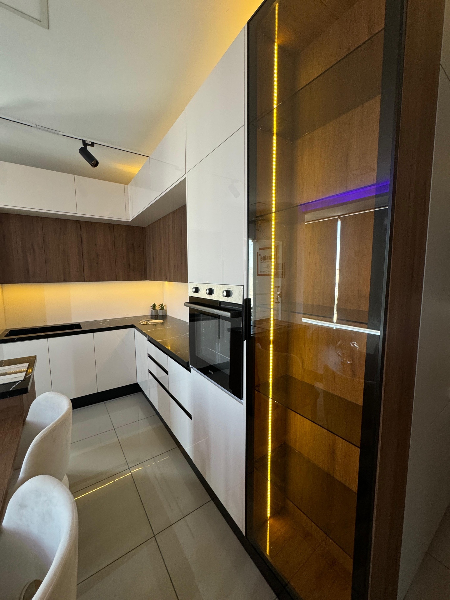 Cuisine Bicolore – Vitrine LED Ambrée