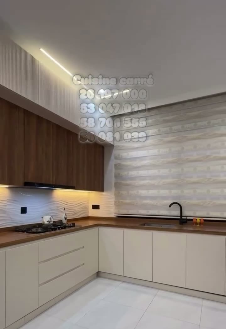 Cuisine Crème Cannelée – Vitrine Bois Rétroéclairée