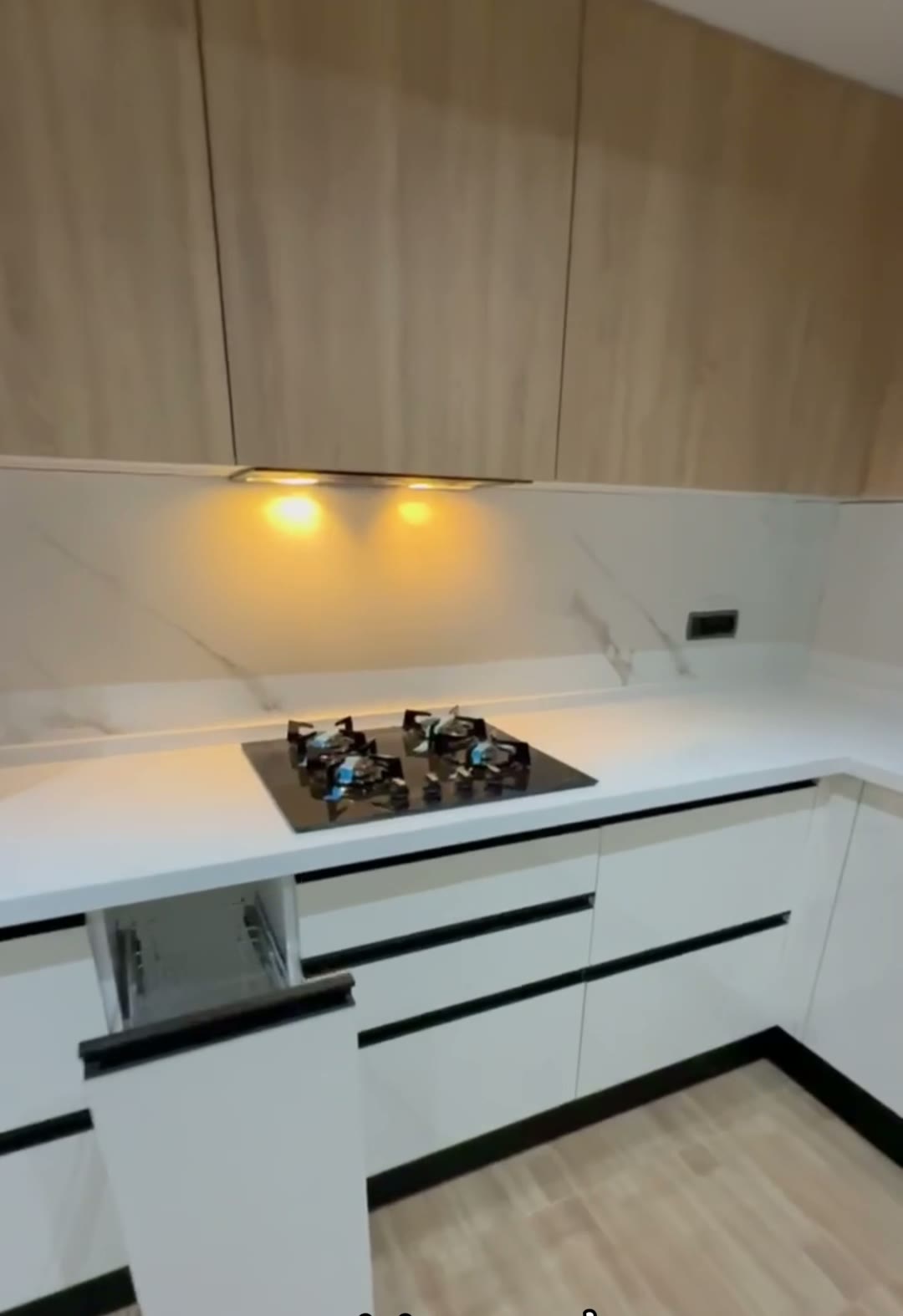 Cuisine Laque Blanche & Chêne – Lumière Naturelle