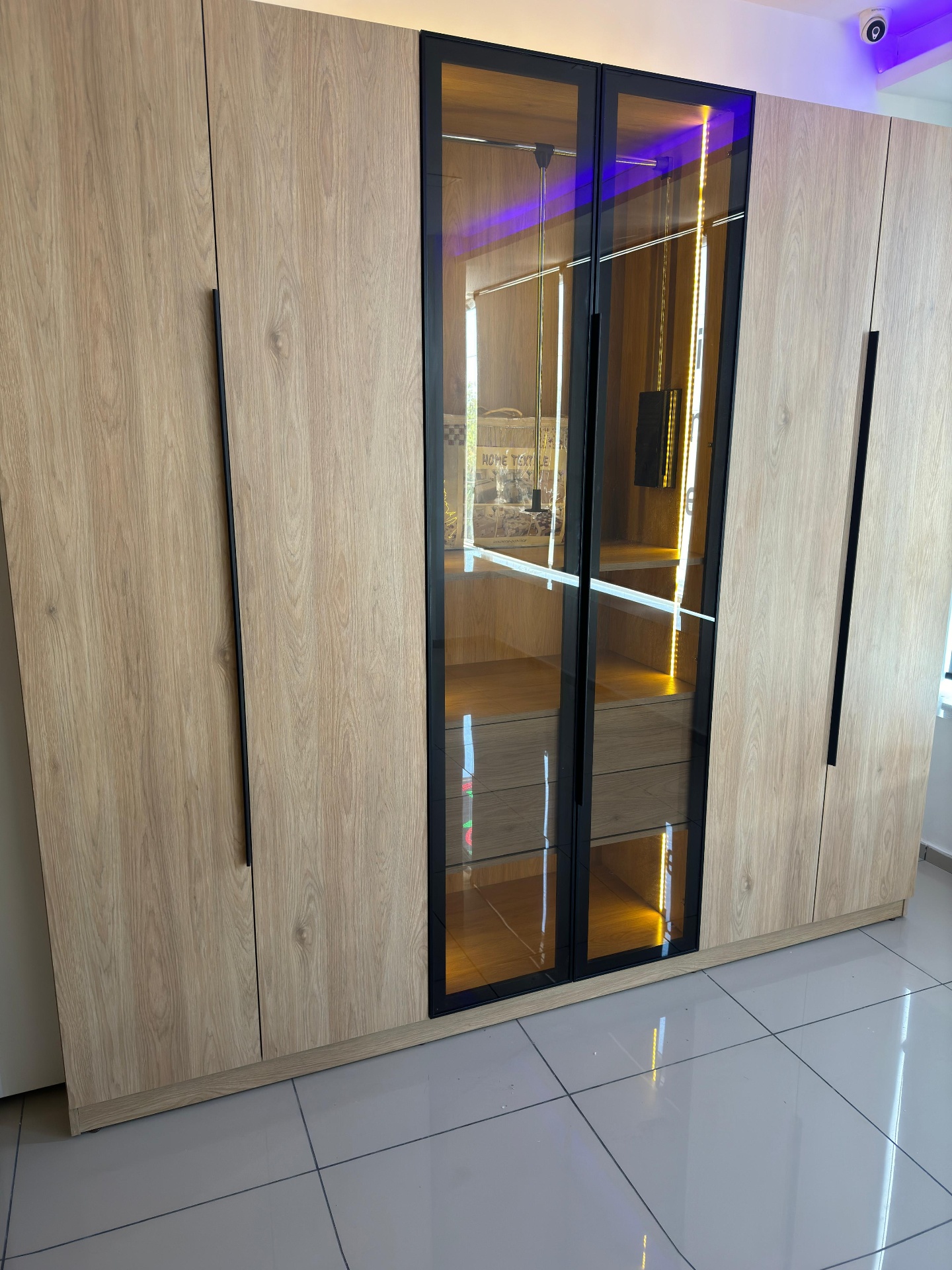 Dressing Chêne – Vitrine Centrale LED