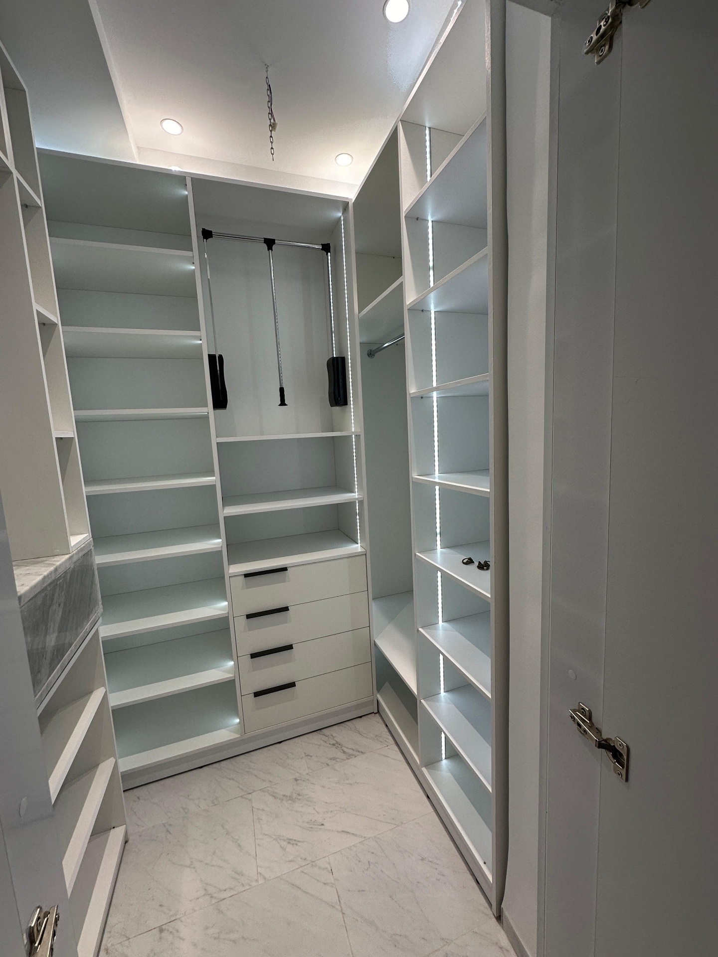 Dressing Blanc – Aménagement Intérieur LED